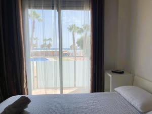 Ένα ή περισσότερα κρεβάτια σε δωμάτιο στο ENJOY in Beautiful flat in front of the sea and beach +16 φωτογραφίες