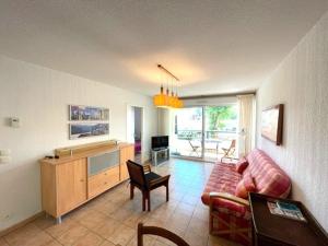 ein Wohnzimmer mit Sofa und Tisch in der Unterkunft Appartement T2 cabine pour 6 personnes avec parking à Vieux-Boucau - FR-1-379-146 in Vieux-Boucau-les-Bains