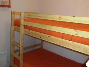 ein Etagenbett in einem Zimmer mit einer orangefarbenen Matratze in der Unterkunft Appartement T2 cabine pour 6 personnes avec parking à Vieux-Boucau - FR-1-379-146 in Vieux-Boucau-les-Bains