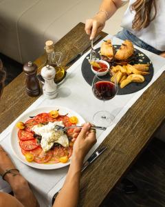 Jídlo v hotelu nebo okolí