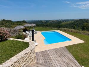 einen Pool in einem Garten mit einer Steinmauer in der Unterkunft Domaine Cherps Spa - Quietude in Vielleségure