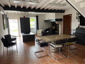 une cuisine avec une table et des chaises dans une pièce dans l'établissement Domaine Cherps Spa - Quietude, à Vielleségure