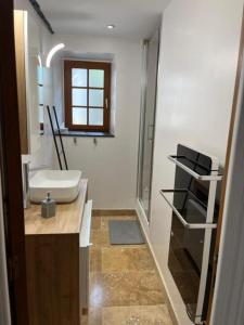 une salle de bain avec un lavabo et des toilettes dans l'établissement Domaine Cherps Spa - Quietude, à Vielleségure