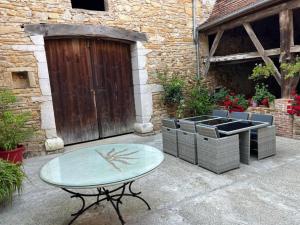 une table devant un bâtiment avec deux poubelles dans l'établissement Domaine Cherps Spa - Sérénité, à Vielleségure