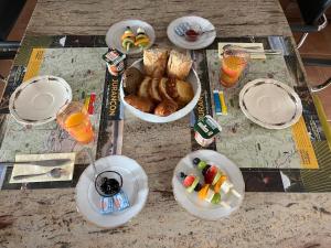- une table avec des assiettes de nourriture et un bol de pain dans l'établissement Domaine Cherps Spa - Sérénité, à Vielleségure