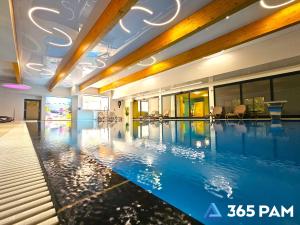 a swimming pool in a building with a swimming pool at 365PAM - Studio C35 Dominikana in Sianozety
