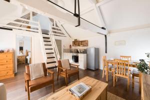 - une cuisine et une salle à manger avec une mezzanine dans l'établissement Shepherds Rest Cotswolds Cottage Farm Stay With Pool, à Lechlade