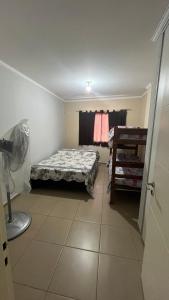 a small room with a bed and a window at Departamento Orlando, zona centro in Villa Carlos Paz