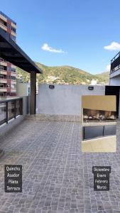 un patio con chimenea en la parte superior de un edificio en Departamento Orlando, zona centro, en Villa Carlos Paz 10 fotos más