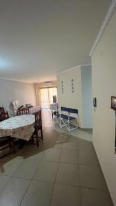 Habitación con 2 mesas y sillas en una habitación en Departamento Orlando, zona centro, en Villa Carlos Paz