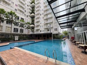 a swimming pool in the middle of a building at Cozy Bogor Icon Studio Apt bogor W Pool in Kedunghalang