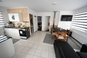 纳塔列斯港Cabañas Terravento的配有桌椅的厨房和客厅 更多16张照片