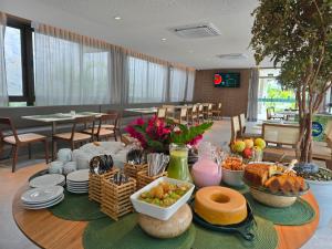 ein Tisch mit Essen darauf in einem Restaurant in der Unterkunft Beach Class Summer Residence em Porto de Galinhas in Porto De Galinhas