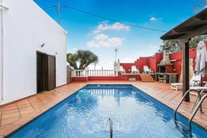 Bazén v ubytování Mountain Chalet Sea Views & Pool nebo v jeho okolí