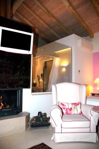 una sala de estar con un sofá y una chimenea en Litohoro Olympus Resort Villas & Spa, en Plaka Litóchoro