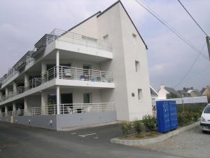 a white apartment building with a balcony at Appartement moderne 2P lumineux à Étel avec parking - FR-1-479-194 in Étel