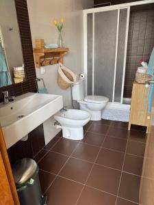 ein Badezimmer mit Toilette und Waschbecken in der Unterkunft Villa Ferrera Select A in Cala Ferrera