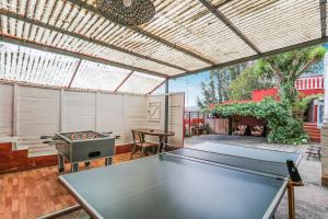 Stolní tenis v ubytování Mountain Chalet Sea Views & Pool nebo okolí