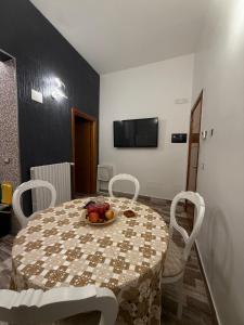 a table and chairs with a bowl of fruit on it at La Casa del Caribe in Mola di Bari