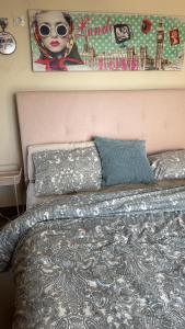 ein Schlafzimmer mit einem Bett mit Kopfteil und einem Bild in der Unterkunft Villa Ferrera Select A in Cala Ferrera