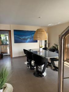 ein Esszimmer mit einem Tisch und einigen Stühlen in der Unterkunft Villa Ferrera Select A in Cala Ferrera + 15 Fotos