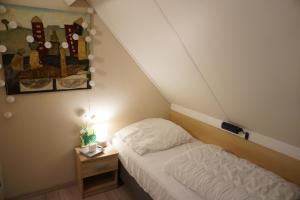 En eller flere senge i et værelse på Kustverhuur, Park Scheldeveste, Zwin 057 + 20 billeder