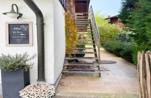 eine Treppe, die zu einem Haus führt in der Unterkunft Alte Villa Traunstein in Traunstein