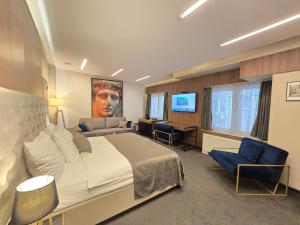 ein Hotelzimmer mit einem großen Bett und einem Fernseher in der Unterkunft Ilica Boutique Apartments in Zagreb