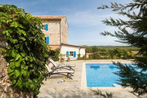 Bassein majutusasutuses Villa Flavia Traditionelles Steinhaus Mit Pool või selle lähedal