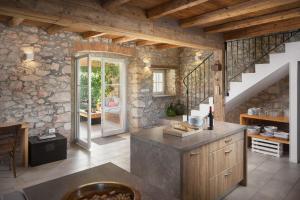 Köök või kööginurk majutusasutuses Villa Flavia Traditionelles Steinhaus Mit Pool +16 fotot