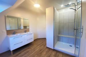 Et badeværelse på Le Clos Brizeux + 32 billeder