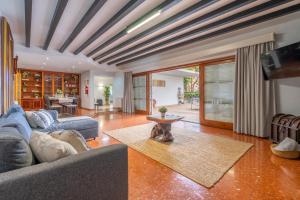 un salon avec un canapé et une table dans l'établissement Villa Santander, à El Arenal