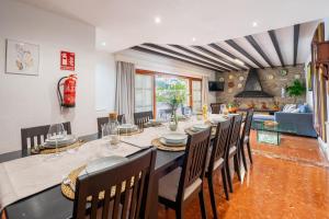 une salle à manger avec une longue table et des chaises dans l'établissement Villa Santander, à El Arenal