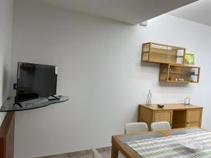 Una televisión o centro de entretenimiento en Casa Carolina Pozzallo