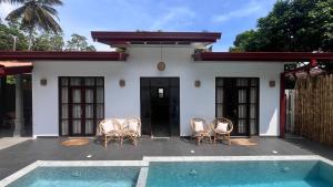 a house with three chairs and a swimming pool at Casa Sinabowewa in Ahangama +53 photos