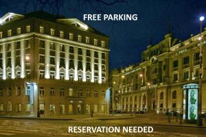 布拉格布拉格987设计酒店的夜晚城市中的一组建筑