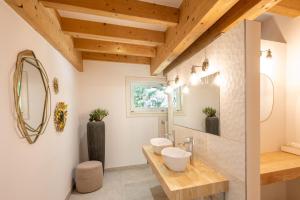 ein Badezimmer mit Waschbecken und Spiegel in der Unterkunft Nette Ferienwohnung in Unterort mit Garten, Terrasse und Grill und Panoramablick in Feistritz ob Bleiburg