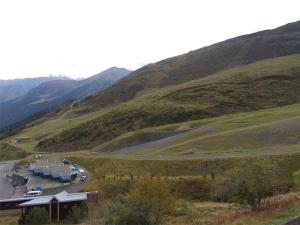 - une vue sur la montagne avec un bâtiment et une route dans l'établissement Studio cabine 6 pers avec balcon et vue sur pistes - FR-1-457-202, à Aragnouet