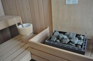 eine Badewanne mit einem Haufen Steine darin in der Unterkunft Helle Ferienwohnung im Erdgeschoss mit privater Terrasse in Splitska + 33 Fotos