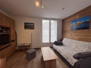 un salon avec un canapé et une table dans l'établissement Appartement Central avec Parking à Cauterets - FR-1-812-1, à Cauterets