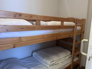 quelques lits superposés dans une chambre dans l'établissement Appartement Central avec Parking à Cauterets - FR-1-812-1, à Cauterets