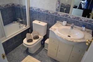 ein Badezimmer mit Toilette, Waschbecken und Badewanne in der Unterkunft Villa Las Golondrinas in Periana