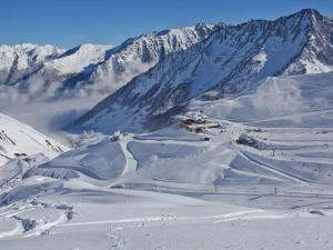 Une montagne enneigée avec un lodge de ski au loin dans l'établissement Duplex 2 pièces près des télécabines avec parking, idéal pour 4 personnes - FR-1-234-307, à Cauterets