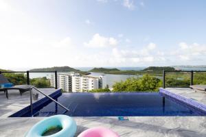 Bazén v ubytování Five Islands Bay Vue Villa nebo v jeho okolí