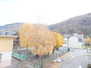 Appartement T2 avec Balcon pour 4 pers - Saint-Lary-Soulan - Sud-Est avec Parking et Casier à Ski - FR-1-457-332 في سانت لاري سولون: شجرة ذات أوراق صفراء في مدينة