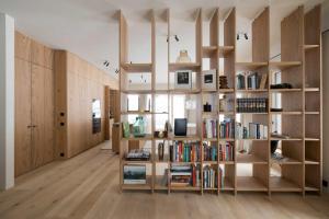 Knihovna v apartmánu