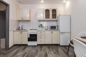 Kuchyň nebo kuchyňský kout v ubytování Круглосуточное самостоятельное заселение рядом с домом Шахмат