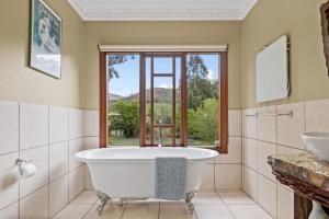 eine Badewanne im Bad mit Fenster in der Unterkunft Gilderoy Valley Views- Farm house in Gladysdale + 57 Fotos