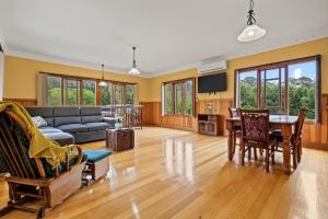 ein Wohnzimmer mit Sofa und Tisch in der Unterkunft Gilderoy Valley Views- Farm house in Gladysdale