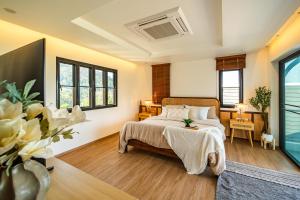 una camera da letto con un letto e due finestre di Phu Talae Villa Rawai Beach a Ban Klang Altre 87 foto